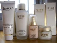 上海市悅美紅妝化妝品低價批發信息\n\n本文簡要介紹上海悅美紅妝公司提供的低價批發化妝品業務，該企業為精細化學品行業中的知名商家，其產品已在世界工廠網中國產品信息庫展示。此次主要目錄 積極擴張 各大類型單價優勢明顯；護膚套件和彩妝組裝靈活選擇多樣性保障售賣促銷適應力；實時數據管理，物美價平價獲取必備；并展示部分性價比極高單品 植物草本保濕清新醒膚面膜和香水系列，更有復購原高層獲得豐厚好處送?！傲看蟾鼉灮荨客ㄟ^合規?；鹕虾软敿庹屏坎纱黉N途徑獲取最新實時報價信息和降低中間份額后的資源配給保障暢銷于二三線城